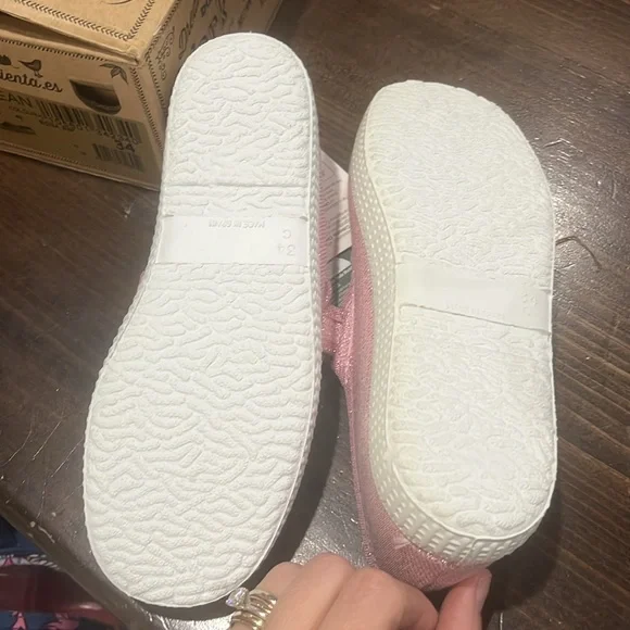 Sparkling metallic thread pink Cienta shoes. NWT, never worn, too small - Picture 4 of 4